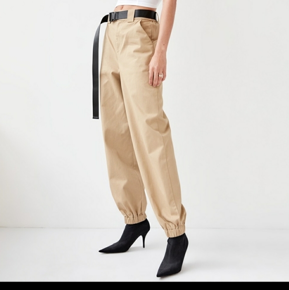 Aritzia Pants - ✨Host Pick✨ TNA Aritzia tan cargo pants